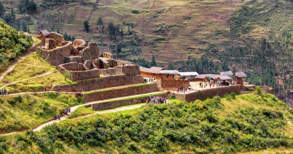 Terrazas arqueológicas de Pisac vista panorámica City Tour Cusco y Pisac
