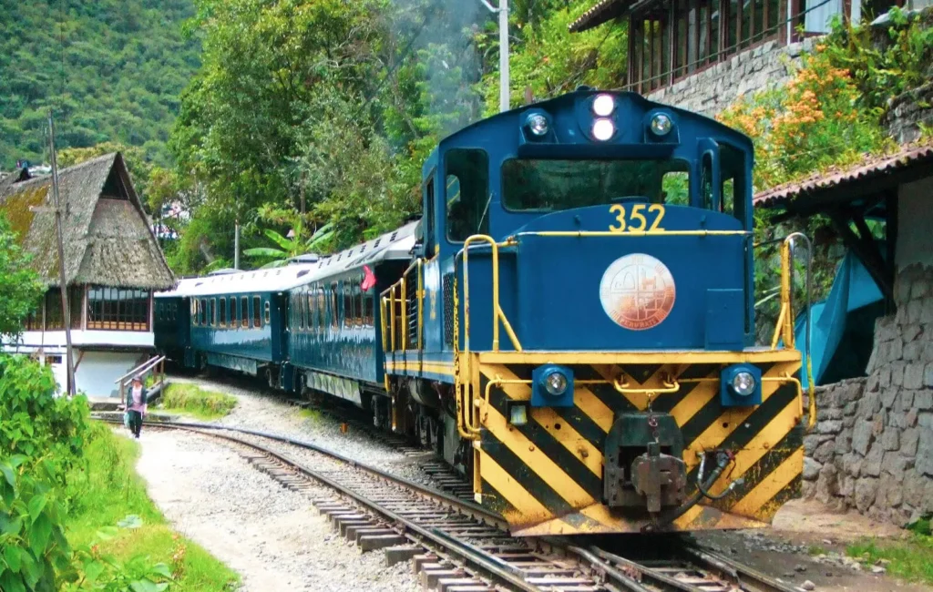 Traslado Cusco a Ollantaytambo — llegada a la estación de tren para conexión a Machu Picchu