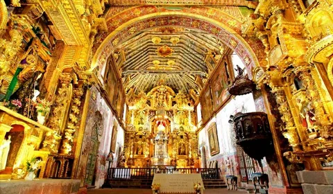 Tour Valle Sur Cusco — interior de la iglesia de Andahuaylillas, la Capilla Sixtina de América