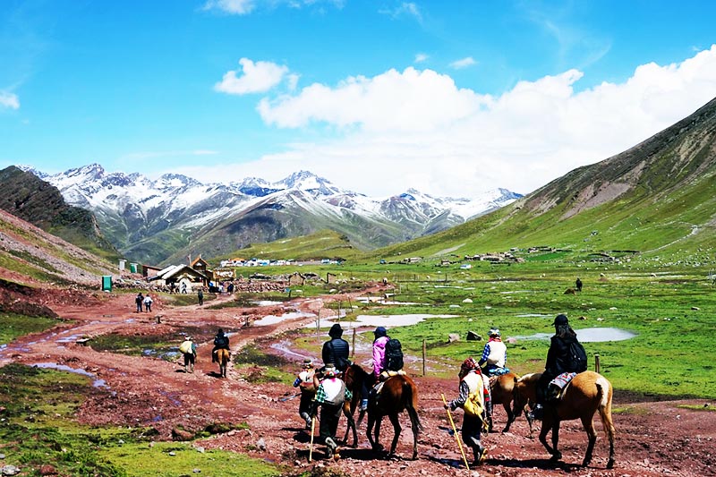camino a la montaña de colores