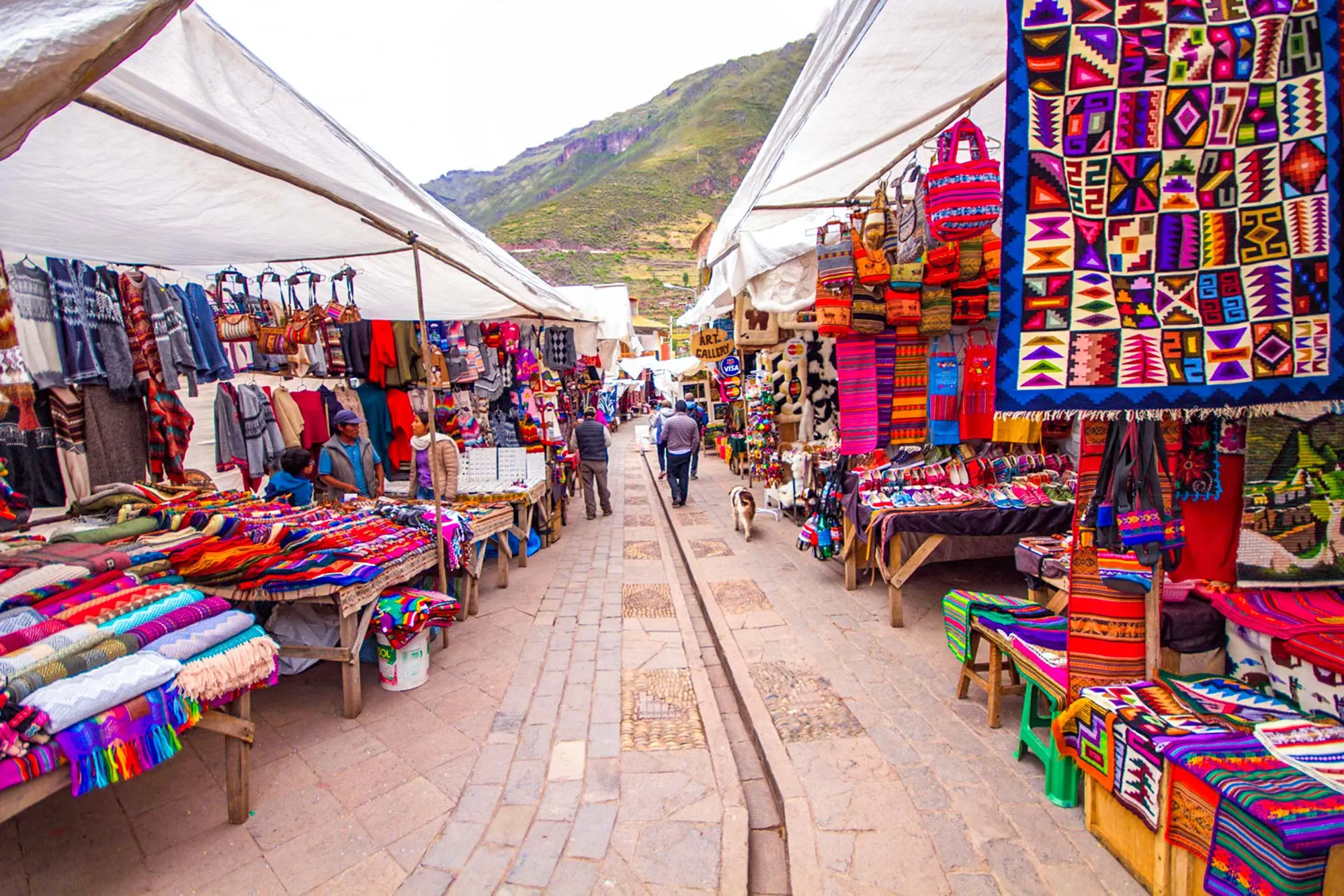 Mercado artesanal de Pisac en el City Tour Cusco y Pisac transporte privado full day