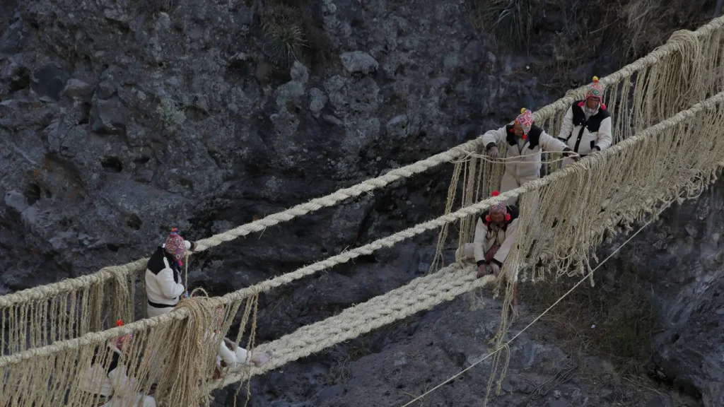 Qeswachaka Tour — comunidad quechua renovando el puente inca de fibra de ichu en Cusco