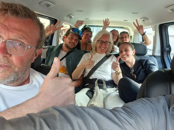 Transporte turístico en Cusco — van privada Wonderful Cusco Tours con turistas